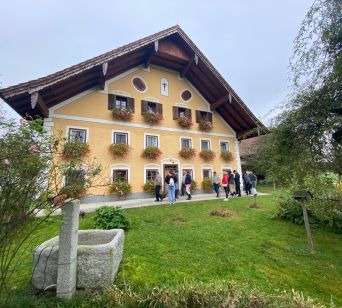 Obisk ekološke živinorejske kmetije družine Strobl v kraju St. Lorenz am Mondsee,