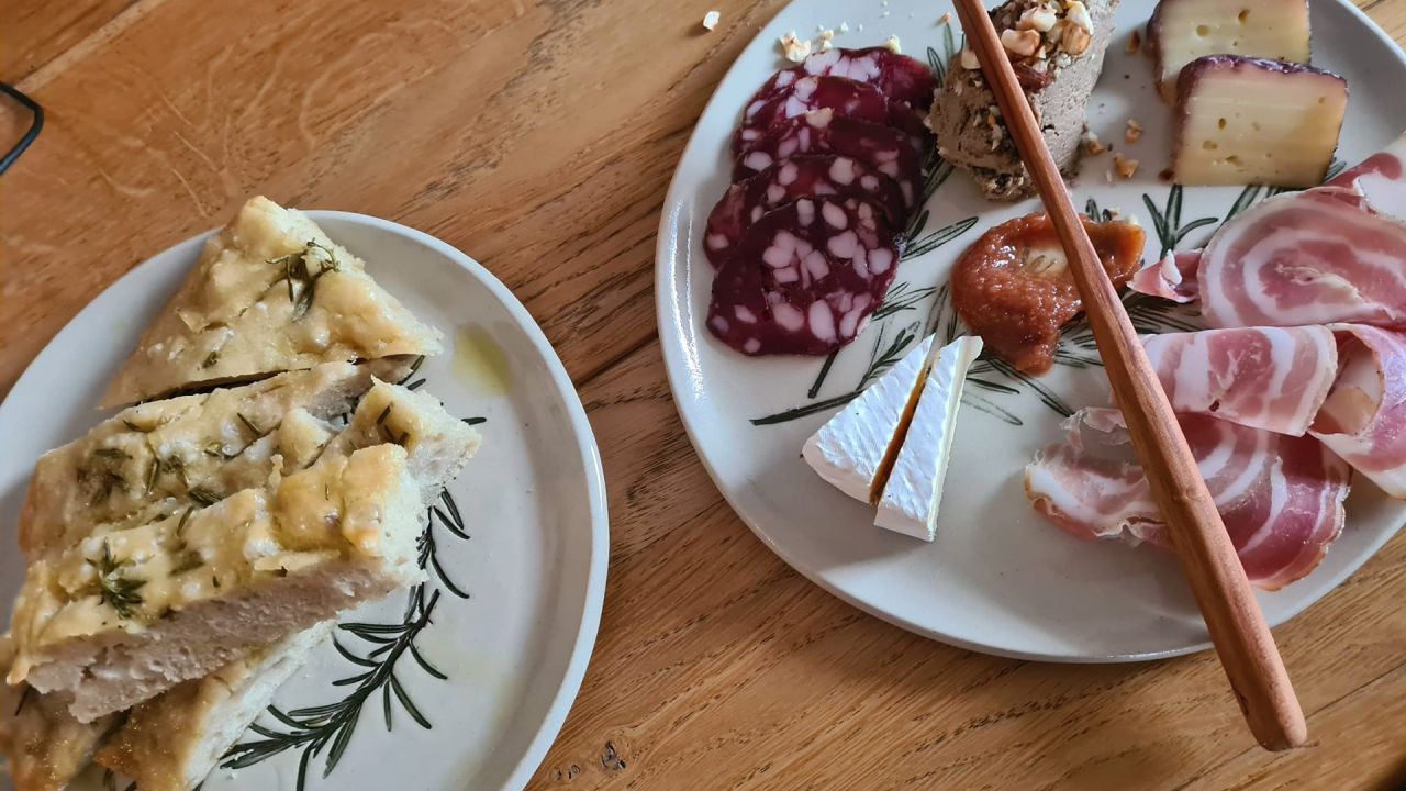 Ob pukušini izbranih vin na kmetiji Frešer smo uživali tudi v izjemnih okusih hišnih dobrot.