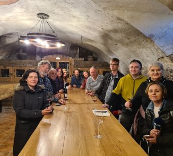 Gospodar kmetije Matjaž Frešer je pripravil pokušino izbranih vin v kleti na Ritoznoju.