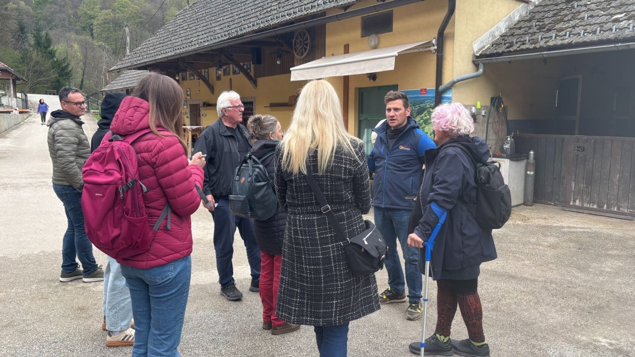 Na turistični kmetiji Mlinar je življenje na kmetiji predstavil gospodar Denis Plut.