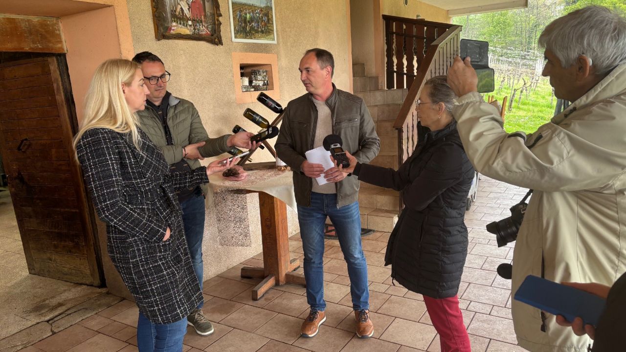 Damijan Vrtin, direktor KGZS-Zavoda Novo mesto je na kmetiji Jakljevič podal informacije o kmetijstvu na Dolenjskem in Beli krajini.