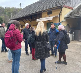 Na turistični kmetiji Mlinar je življenje na kmetiji predstavil gospodar Denis Plut.