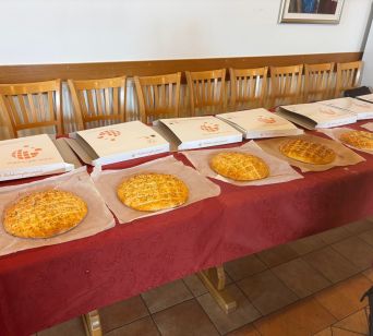 Pod mentorstvom gostiteljice Tanje je vsak novinar naredil svojo belokranjsko pogačo in jo odnesel domov. Odlično doživetje.