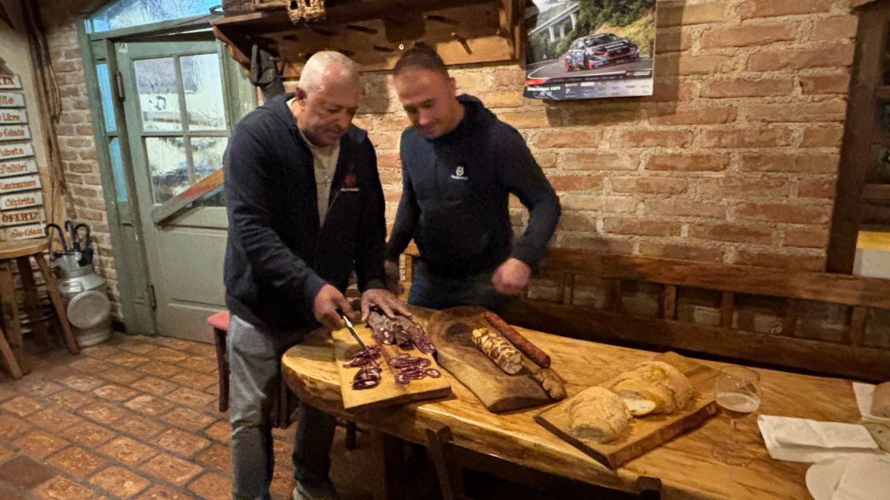 Gostitelja Slavko in Matija Čičmirko sta najprej pripravila pokušino izbranih hišnih mesnin na kmetiji Kuren