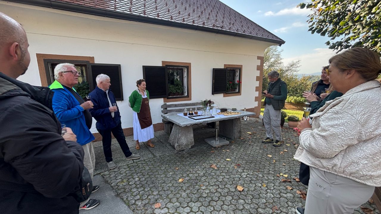 Dobrodošlica na Domačiji Grofija. Sprejela sta nas gostiteljica Damjana Vrhovec in direktor KGZS- Zavoda Ljubljana Matija Rigler. 