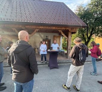 Gostitelja Melita in Jože Košir predstavita kmetijo.