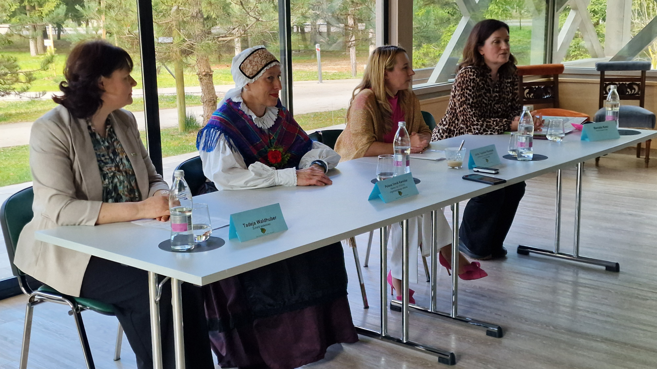 Novinarska konferenca: Tadeja Waldhuber, Polona V. Karničar, Urška Topolšek Planinšek, predsednica in Renata Kosi, KGZS- Zavod Ce