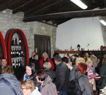 Udeleženci srečanja na pokušini dobrot