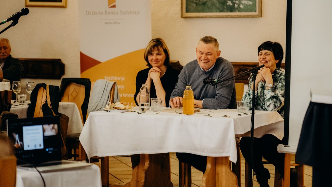 Delovno predsedstvo v sestavi: Marko Kogelnik, predsednik, Breda G. Dušak in Danica Peter