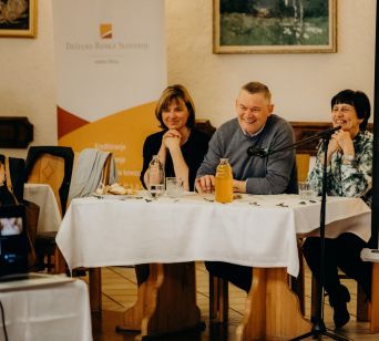 Delovno predsedstvo v sestavi: Marko Kogelnik, predsednik, Breda G. Dušak in Danica Peter