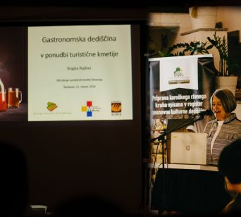 Brigita Rajšter, muzejska svetnica, je predstavila gastronomsko dediščino v ponudbi turistične kmetije.