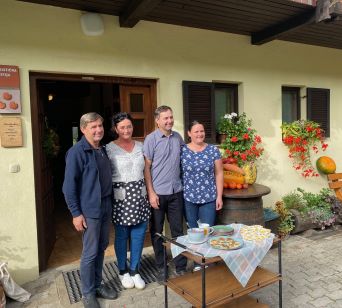 Družina Kumprej na kmetiji Ploder v Šentanelu, ki skrbi za svoje goste: oče Rajko, mama Marina, sin Boštjan in snaha Lucija